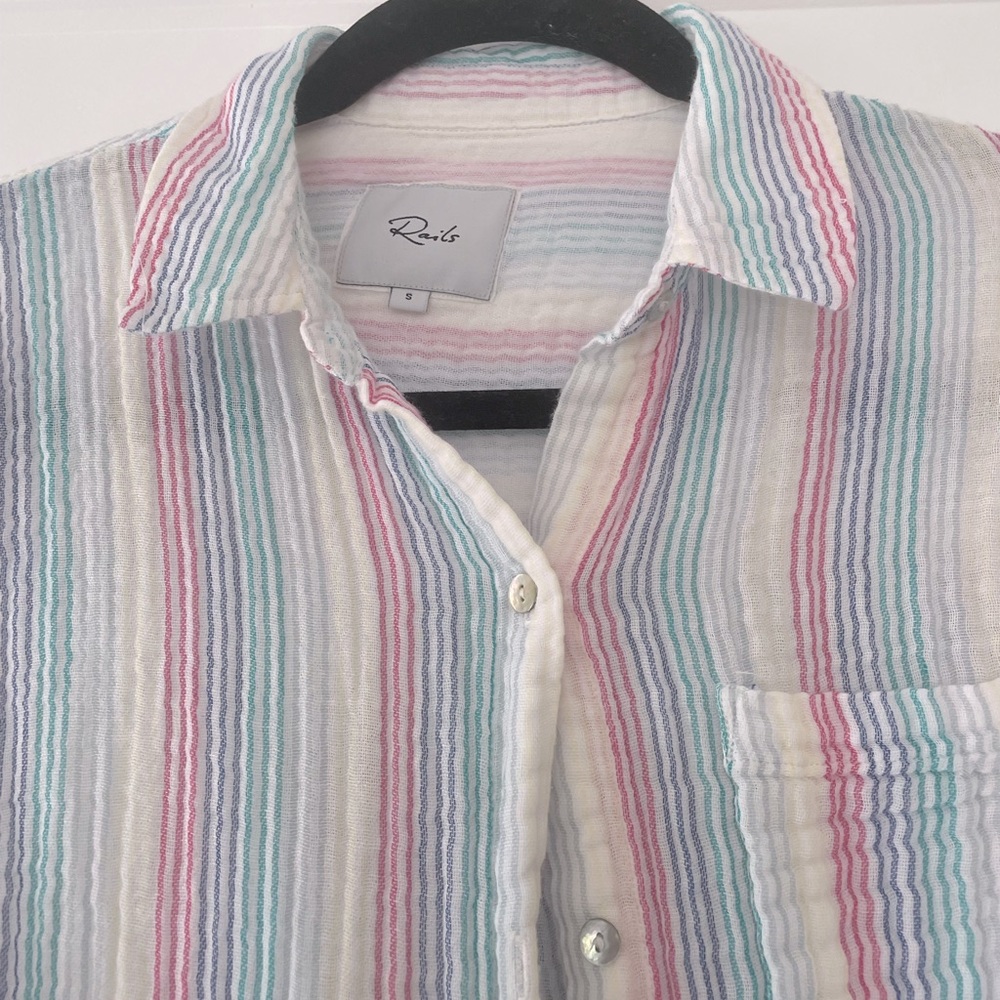 Adorable button top! - Picture 3 of 3